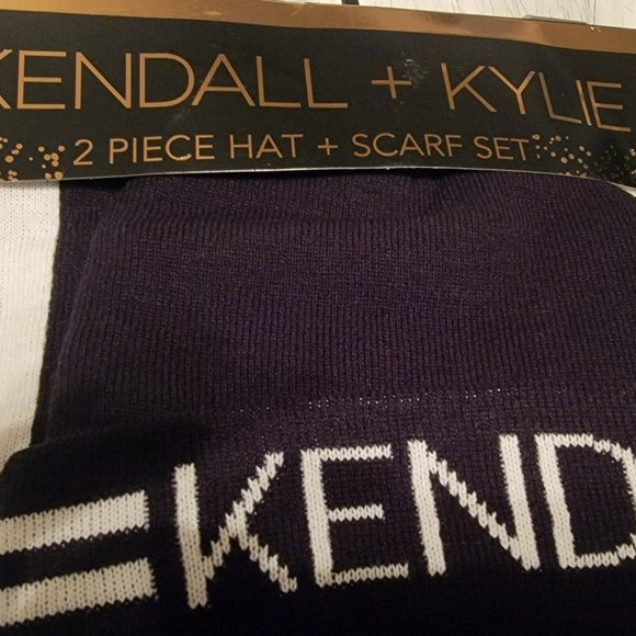 Kendall & Kylie Scarf & Hat Set - Picture 4 of 4